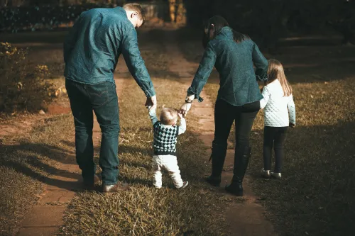 Junge Familie beim Einsparen von Geld