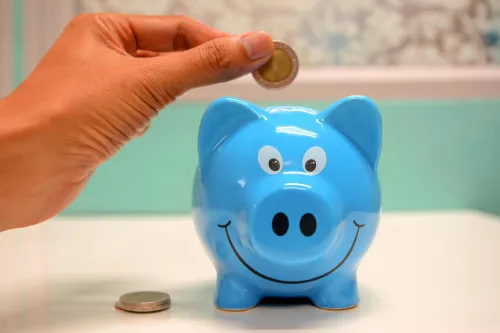 Sparschwein auf einem Stapel von Münzen