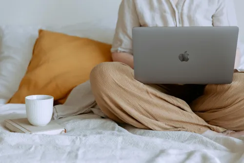 Frau genießt Kaffee zuhause