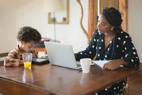 Junge Frau mit Laptop und Finanzplan