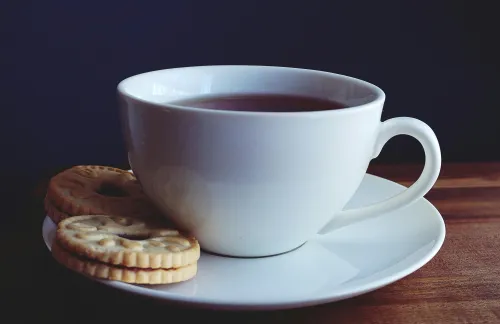 Tasse Kaffee und Geldmünzen-1