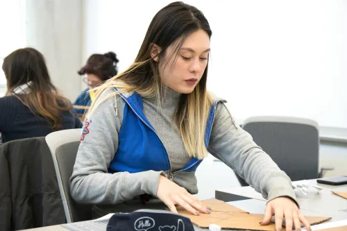 Studentin lernt im Hörsaal