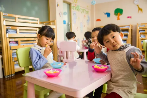 Kinder spielen zusammen