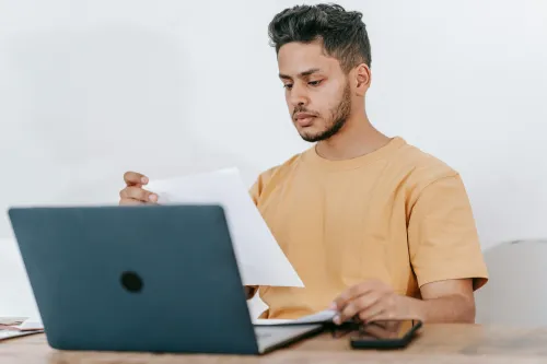 Student überprüft Finanzen