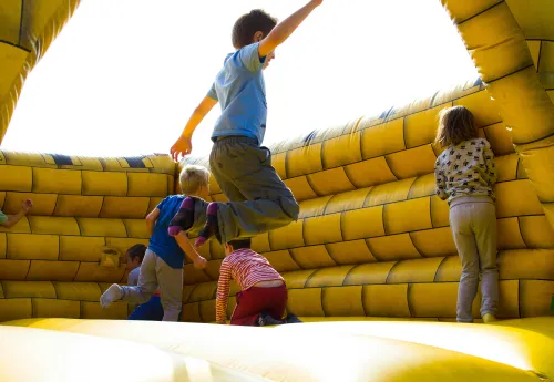 Glückliche Kinder beim Spielen