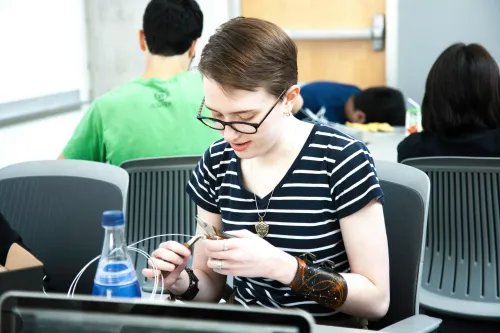 Studentin mit Geldscheinen