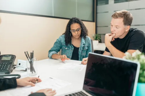 Finanzberater gibt Ratschläge zur Schuldenbewältigung