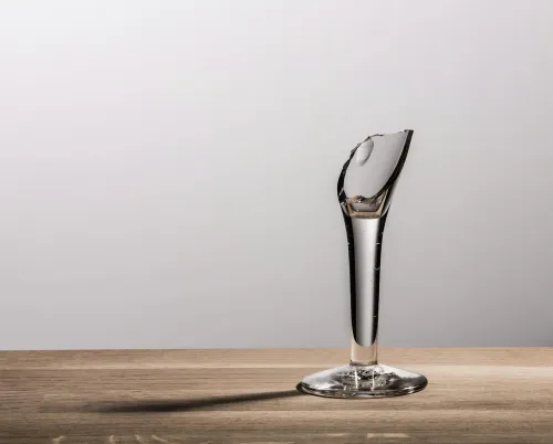 Glas Trinkwasser auf einem Holztisch