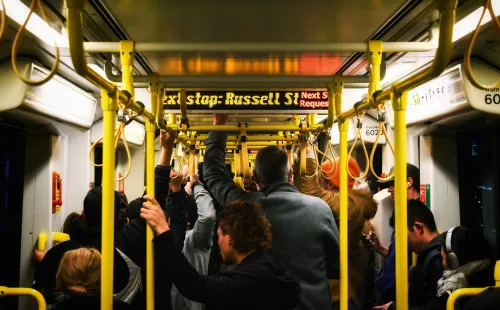 Fahrgäste in einem öffentlichen Verkehrsmittel
