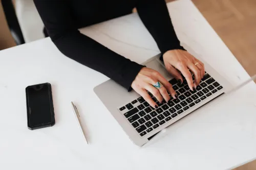 Frau analysiert Daten auf dem Laptop