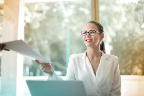 Mann mit Laptop und Finanzunterlagen