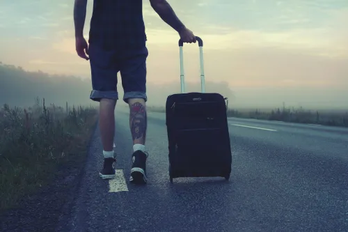 Reisender mit Koffer