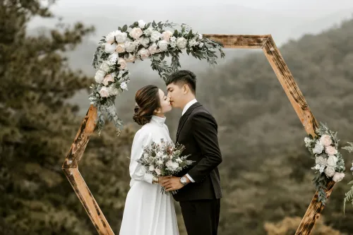 Brautpaar plant Budget für Hochzeit