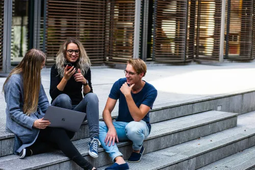 Studentenpaar beim Budgetieren