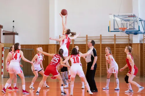 Sportler beim Basketball