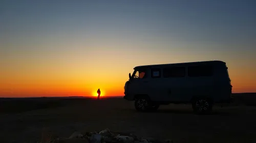 Wohnmobil bei Sonnenuntergang geparkt