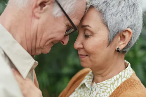 Senior Paar mit Pflegekraft-1