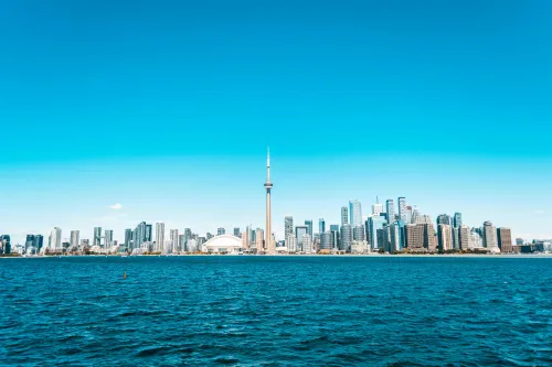 Stadt mit blauem Himmel