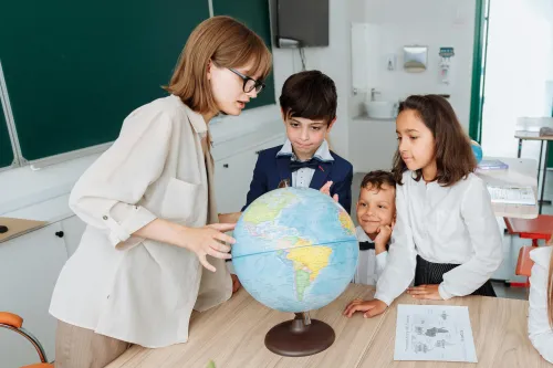 Junge Studenten diskutieren Finanzplanung