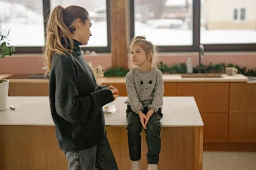 Familie am Küchentisch