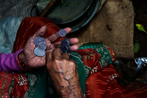 Frau ordnet Münzen
