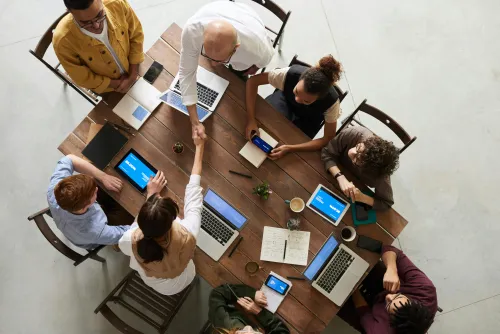 Business-Meeting, um Risikoanalyse durchzuführen