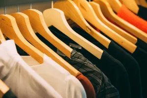 Kleidung sparen: Tipps für Second Hand und Tauschbörsen nutzen