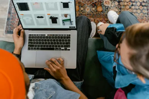 Person beim Einkaufen mit Laptop