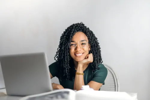 Businessfrau, die an einem Laptop arbeitet