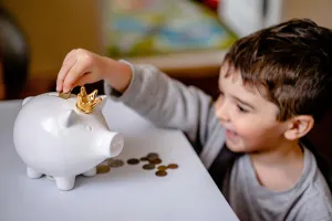 Kinder sparen: Der Weg zur finanziellen Bildung früh beginnen