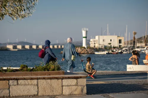 Junge Familie beim Erstellen eines Budgetplans