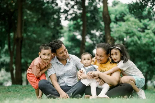 Familie plant ihre Finanzen