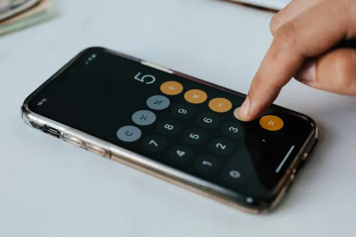 Person nutzt Finanz-App auf Smartphone