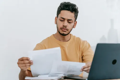 Personen analysieren ihre Finanzen-2