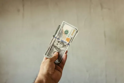 Geldscheine in einer Hand