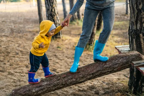 Familie bespricht Versicherungsoptionen