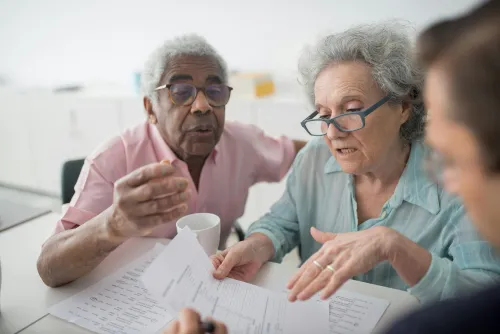 Seniorin mit Finanzberater