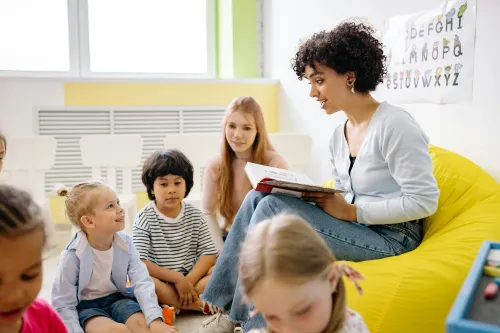 Kinder mit Büchern-1