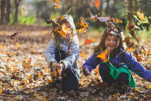 Kinder spielen im Freien, symbolisch für Gesundheit und Glück